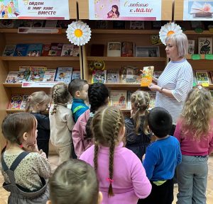 «С любовью к маме» — книжная выставка